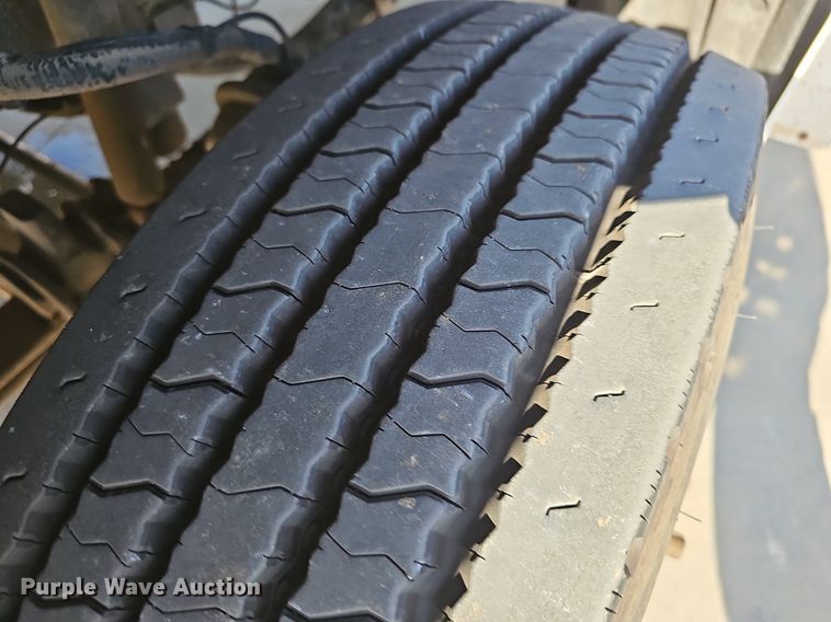 image for item EJ5684 2015 Peterbilt  579 semi truck