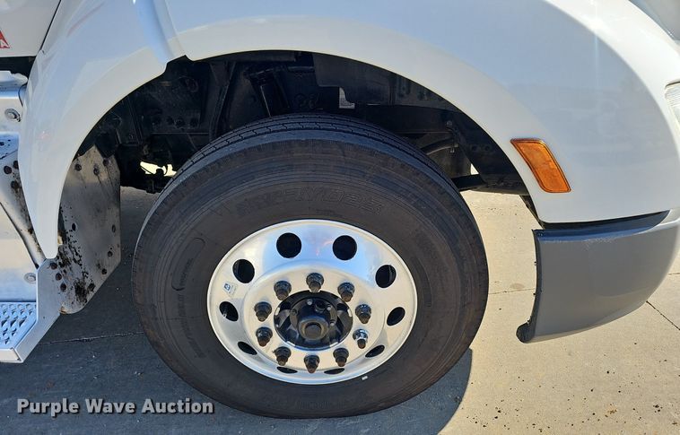 image for item EJ5684 2015 Peterbilt  579 semi truck