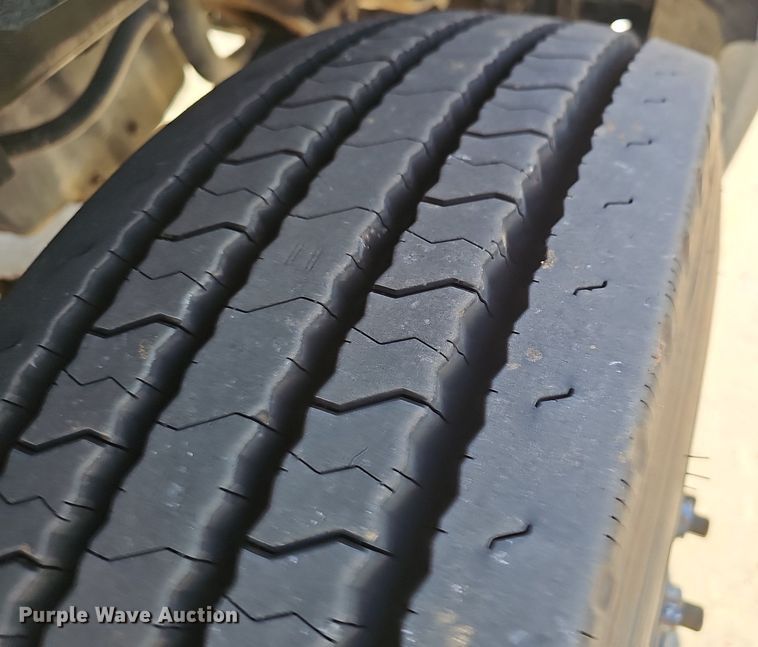 image for item EJ5684 2015 Peterbilt  579 semi truck