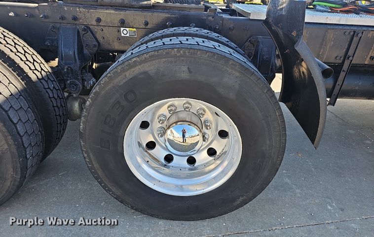 image for item EJ5684 2015 Peterbilt  579 semi truck