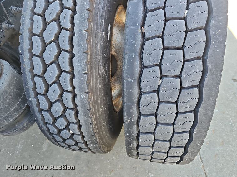 image for item EJ5684 2015 Peterbilt  579 semi truck