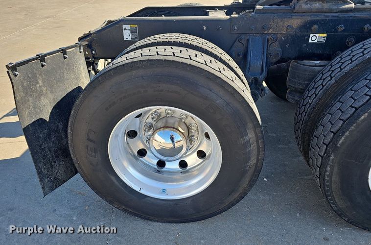 image for item EJ5684 2015 Peterbilt  579 semi truck