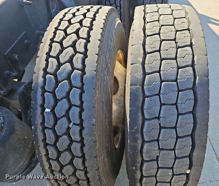 image for item EJ5684 2015 Peterbilt  579 semi truck