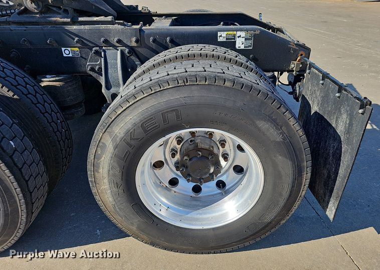 image for item EJ5684 2015 Peterbilt  579 semi truck