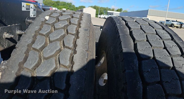 image for item EJ5684 2015 Peterbilt  579 semi truck