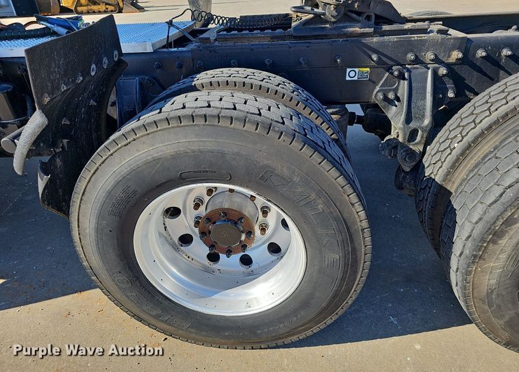 image for item EJ5684 2015 Peterbilt  579 semi truck