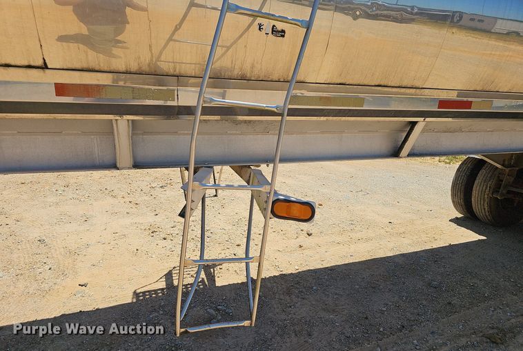 image for item EJ5714 1989 Walker  Stainless Steel tank trailer