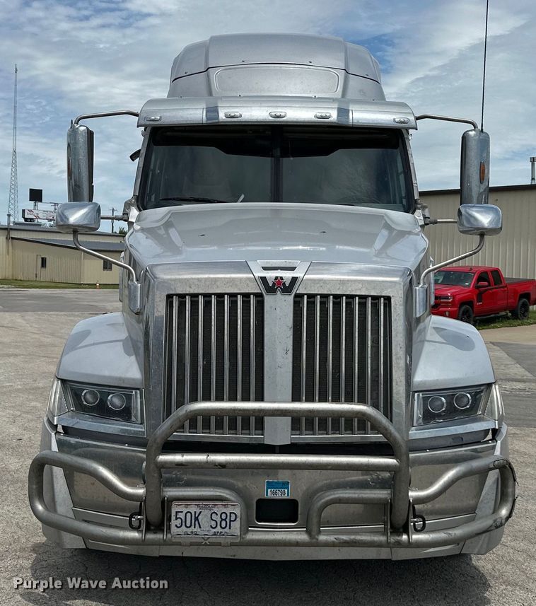 image for item EJ6891 2020 Western Star  5700XE semi truck