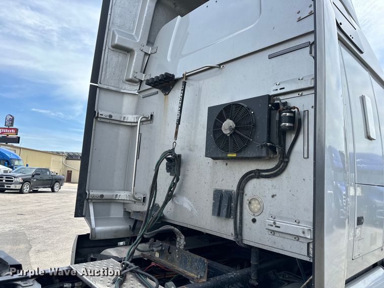 image for item EJ6891 2020 Western Star  5700XE semi truck