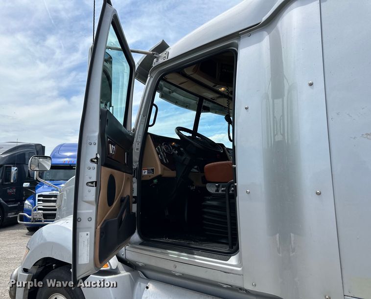 image for item EJ6891 2020 Western Star  5700XE semi truck