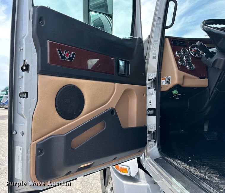 image for item EJ6891 2020 Western Star  5700XE semi truck