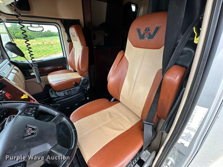 image for item EJ6891 2020 Western Star  5700XE semi truck