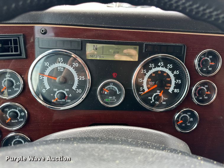 image for item EJ6891 2020 Western Star  5700XE semi truck