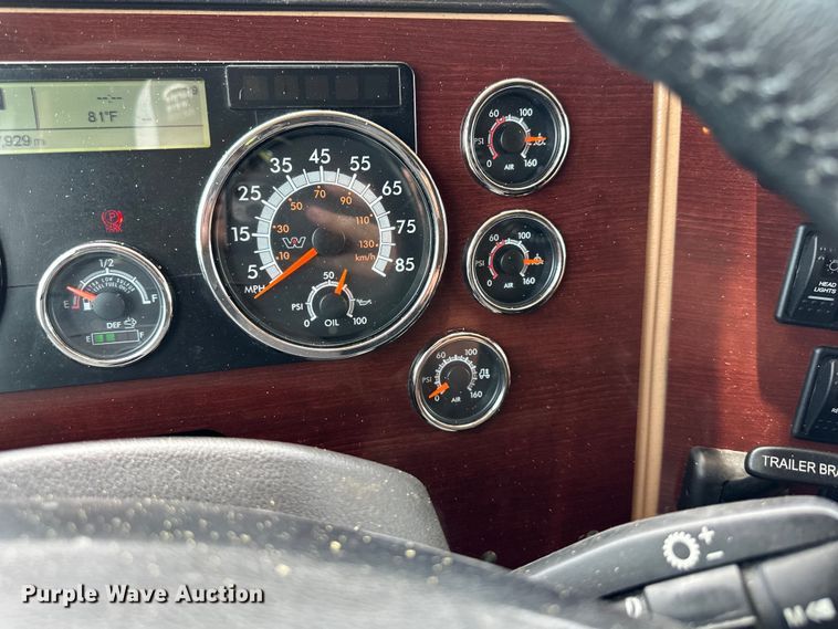 image for item EJ6891 2020 Western Star  5700XE semi truck