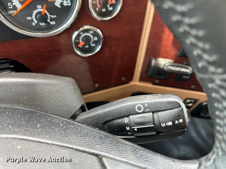 image for item EJ6891 2020 Western Star  5700XE semi truck