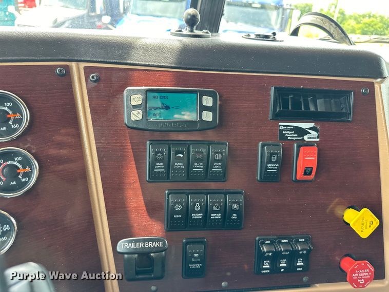 image for item EJ6891 2020 Western Star  5700XE semi truck