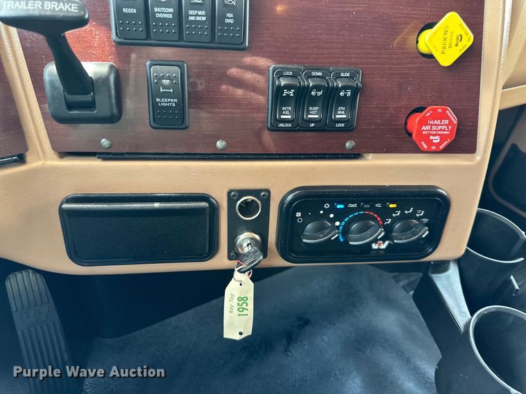 image for item EJ6891 2020 Western Star  5700XE semi truck