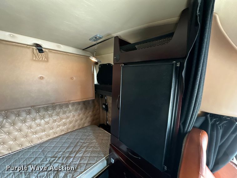 image for item EJ6891 2020 Western Star  5700XE semi truck