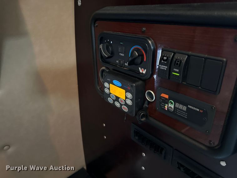 image for item EJ6891 2020 Western Star  5700XE semi truck