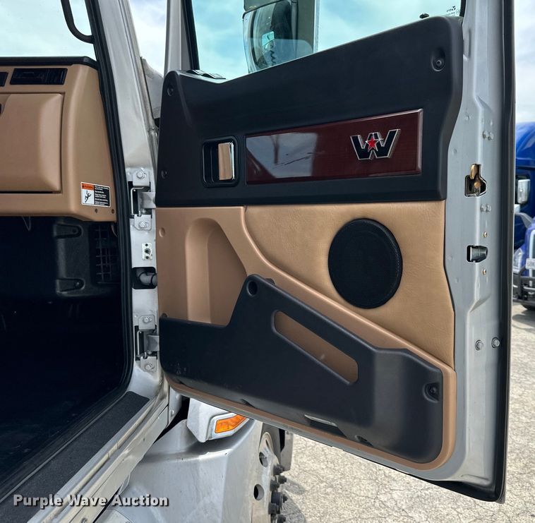 image for item EJ6891 2020 Western Star  5700XE semi truck