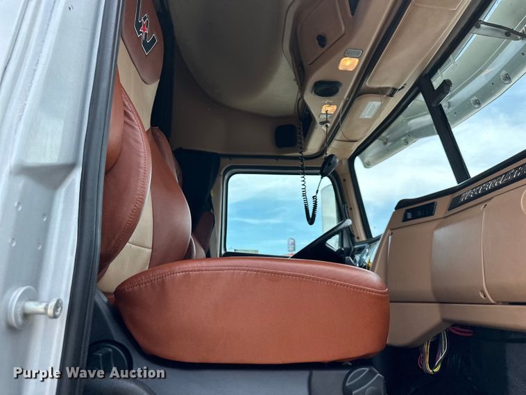 image for item EJ6891 2020 Western Star  5700XE semi truck