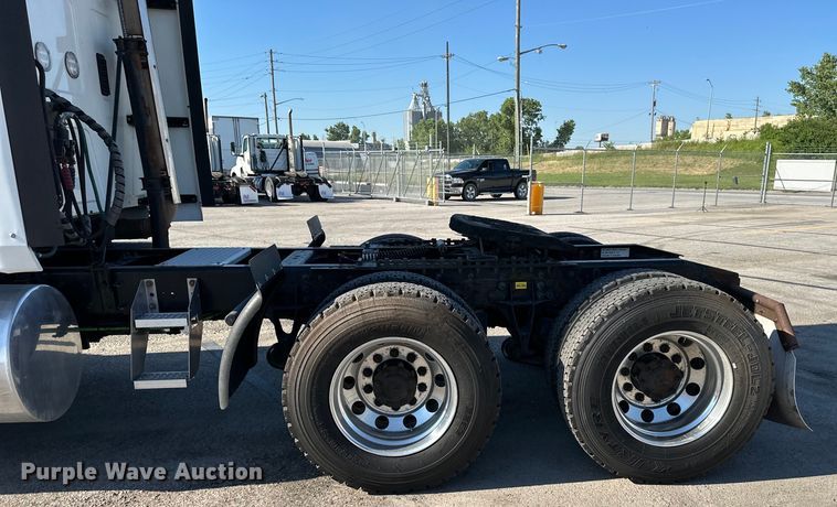 image for item EJ6894 2014 International  ProStar Plus 122 semi truck