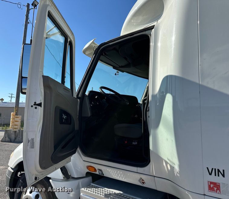 image for item EJ6894 2014 International  ProStar Plus 122 semi truck