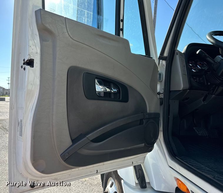 image for item EJ6894 2014 International  ProStar Plus 122 semi truck