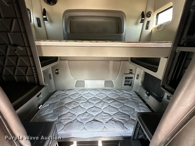 image for item EJ6894 2014 International  ProStar Plus 122 semi truck