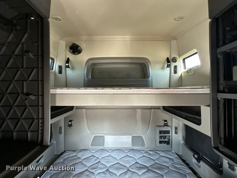 image for item EJ6894 2014 International  ProStar Plus 122 semi truck