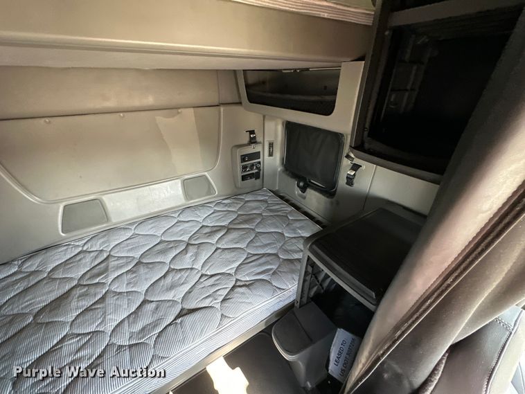 image for item EJ6894 2014 International  ProStar Plus 122 semi truck