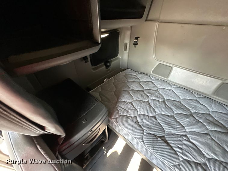 image for item EJ6894 2014 International  ProStar Plus 122 semi truck