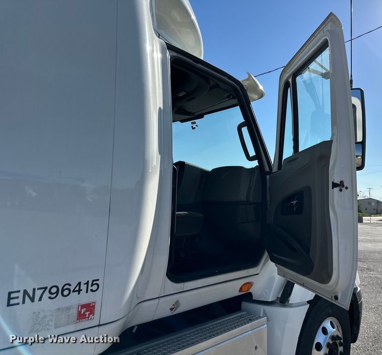 image for item EJ6894 2014 International  ProStar Plus 122 semi truck