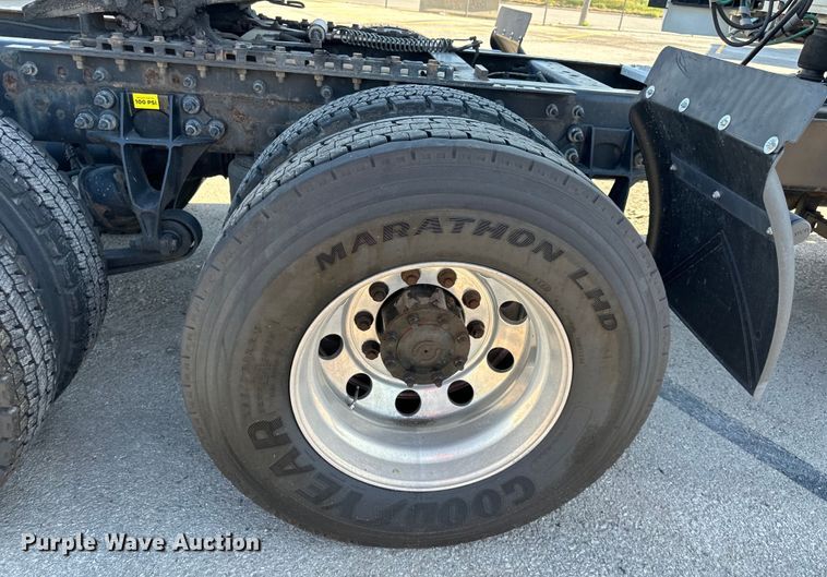 image for item EJ6894 2014 International  ProStar Plus 122 semi truck