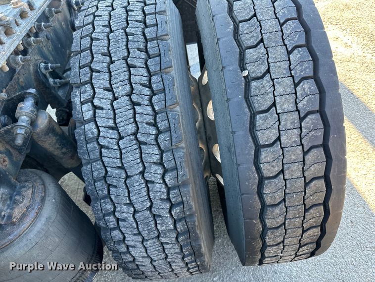 image for item EJ6894 2014 International  ProStar Plus 122 semi truck