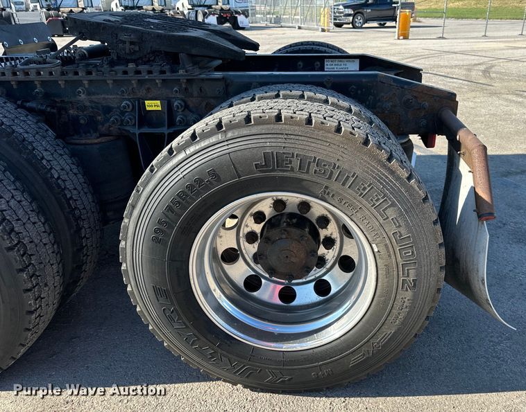 image for item EJ6894 2014 International  ProStar Plus 122 semi truck