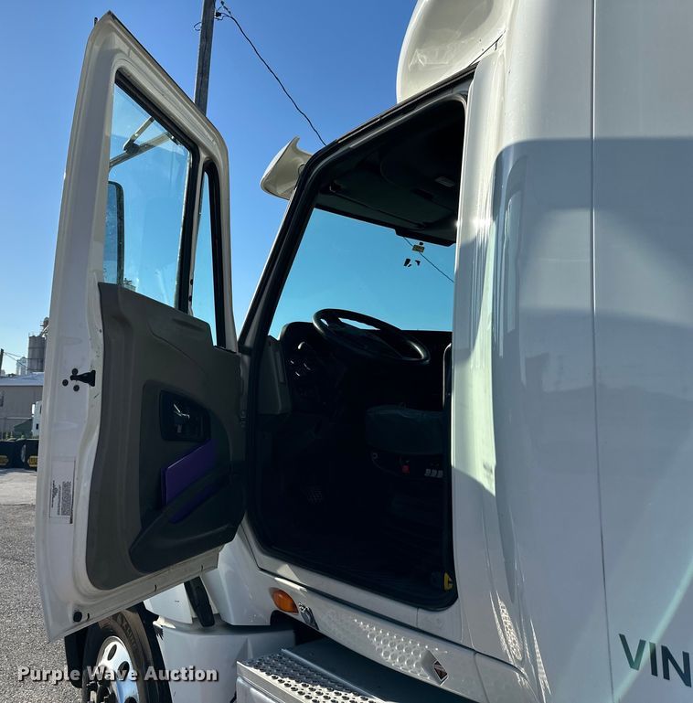 image for item EJ6895 2014 International ProStar Plus 122 semi truck