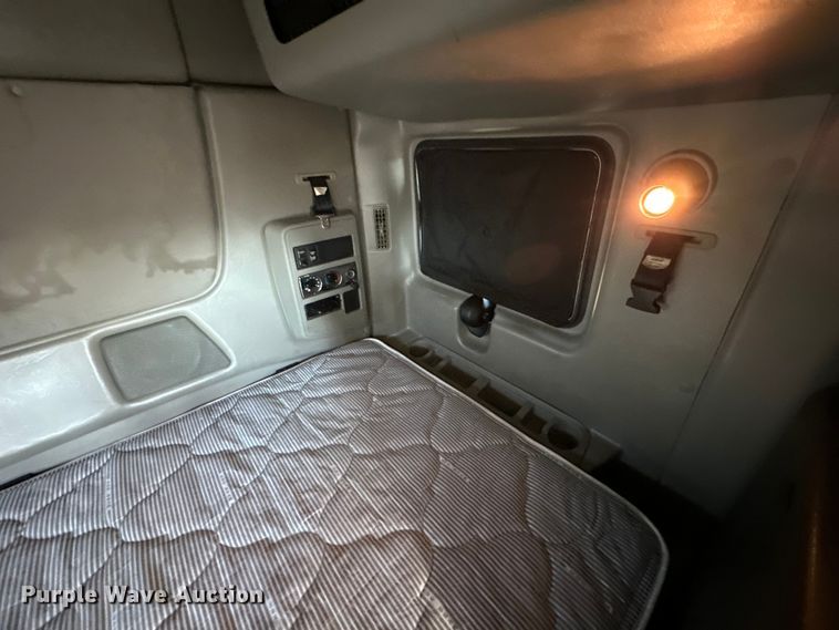 image for item EJ6895 2014 International ProStar Plus 122 semi truck