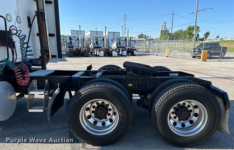 image for item EJ6896 2014 International  ProStar Plus 122 semi truck