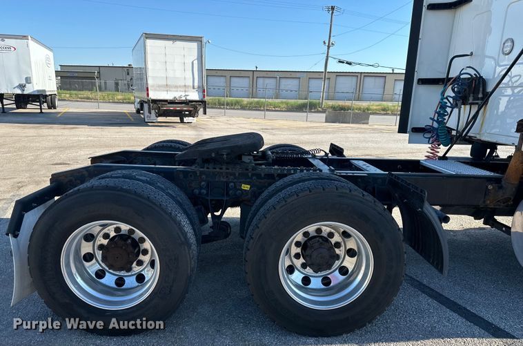 image for item EJ6896 2014 International  ProStar Plus 122 semi truck