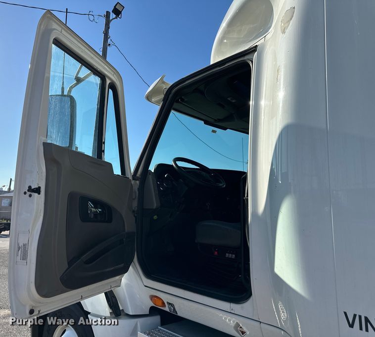 image for item EJ6896 2014 International  ProStar Plus 122 semi truck