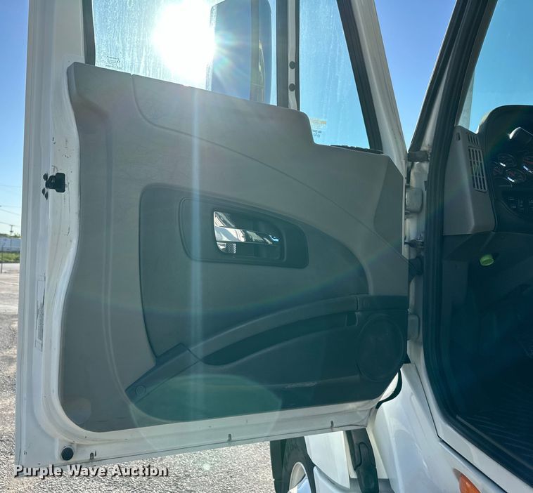 image for item EJ6896 2014 International  ProStar Plus 122 semi truck