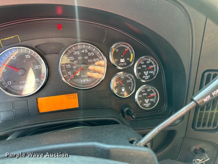 image for item EJ6896 2014 International  ProStar Plus 122 semi truck