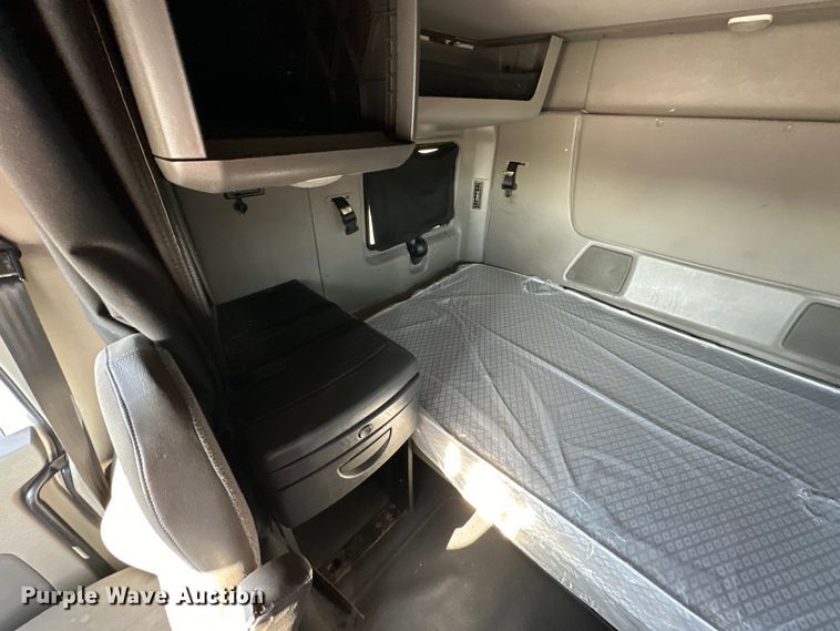 image for item EJ6896 2014 International  ProStar Plus 122 semi truck