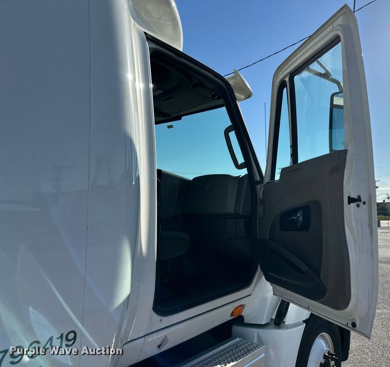 image for item EJ6896 2014 International  ProStar Plus 122 semi truck