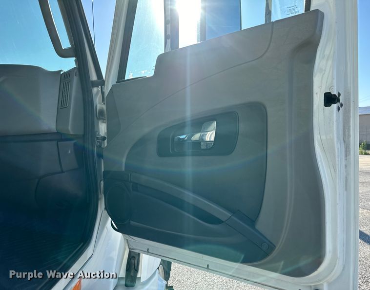 image for item EJ6896 2014 International  ProStar Plus 122 semi truck