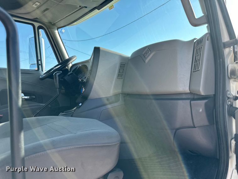 image for item EJ6896 2014 International  ProStar Plus 122 semi truck