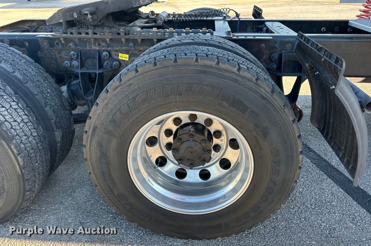 image for item EJ6896 2014 International  ProStar Plus 122 semi truck