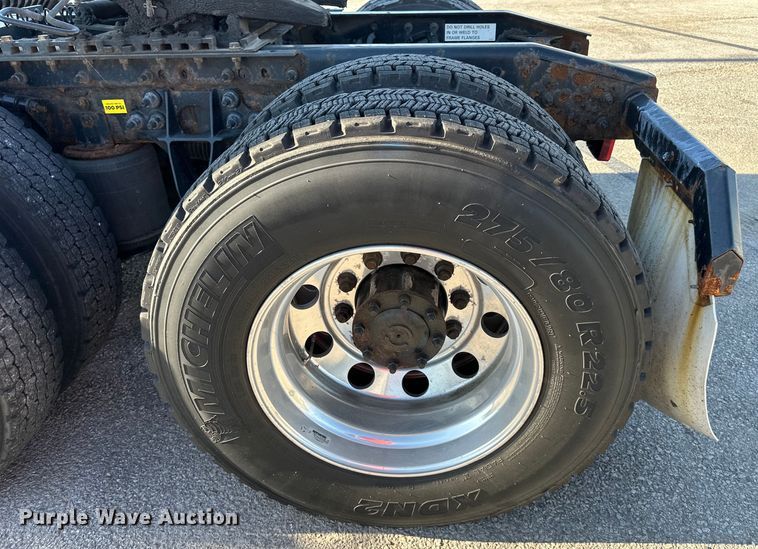 image for item EJ6896 2014 International  ProStar Plus 122 semi truck