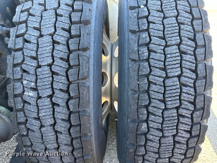 image for item EJ6896 2014 International  ProStar Plus 122 semi truck